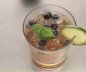 Video: How to Make a Blueberry Mojito Video: How to Make a Blueberry Mojito